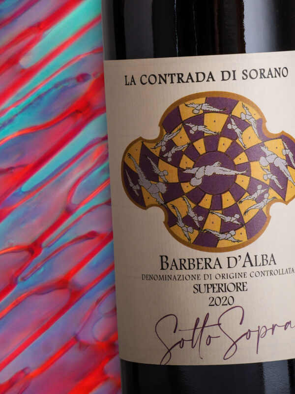 Presentazione della nuova confezione di vino Contrada Di Sorano con illustrazione di Gianni Gallo