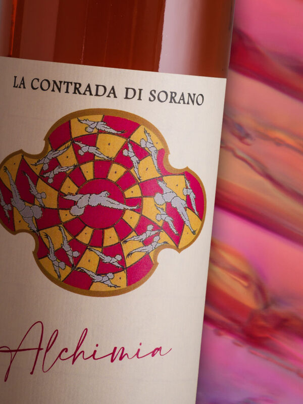 Composizione grafica a scacchiera con colombi sull'etichetta di vino Alchimia di Sorano