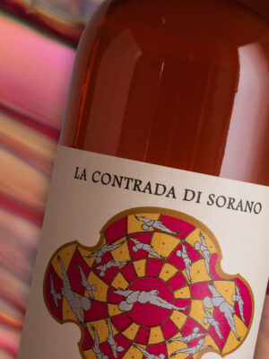Illustrazione dell'artista Gianni Gallo con spirale di colombi sull'etichetta di vino Sorano