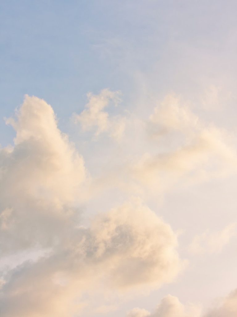 Nuvole grige e rosa sopra un cielo sereno e favorevole