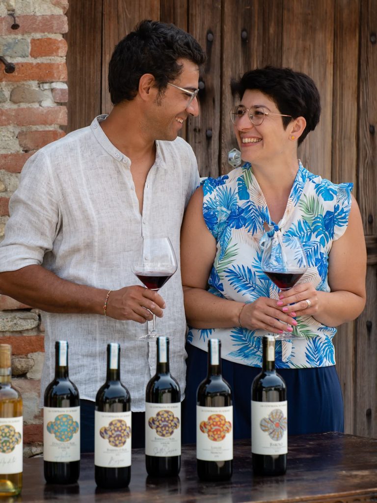 Paolo e Cristina Baudano si guardano negli occhi sorridendo