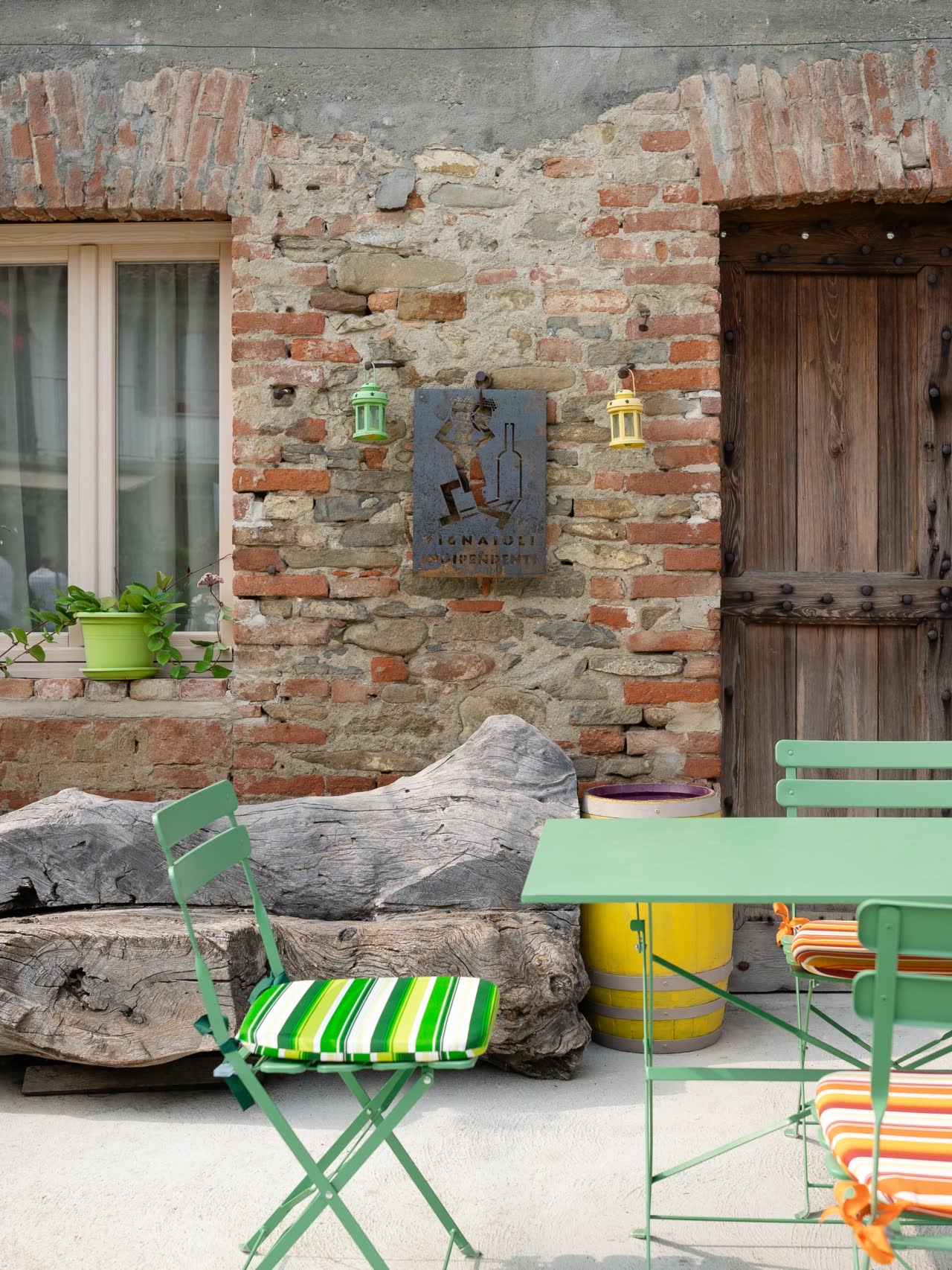 tavolo e panca da degustazione nel cortile della azienda agricola Contrada di Sorano