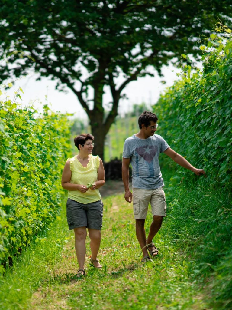 Paolo e Cristina controllano le vigne della contrada di Sorano