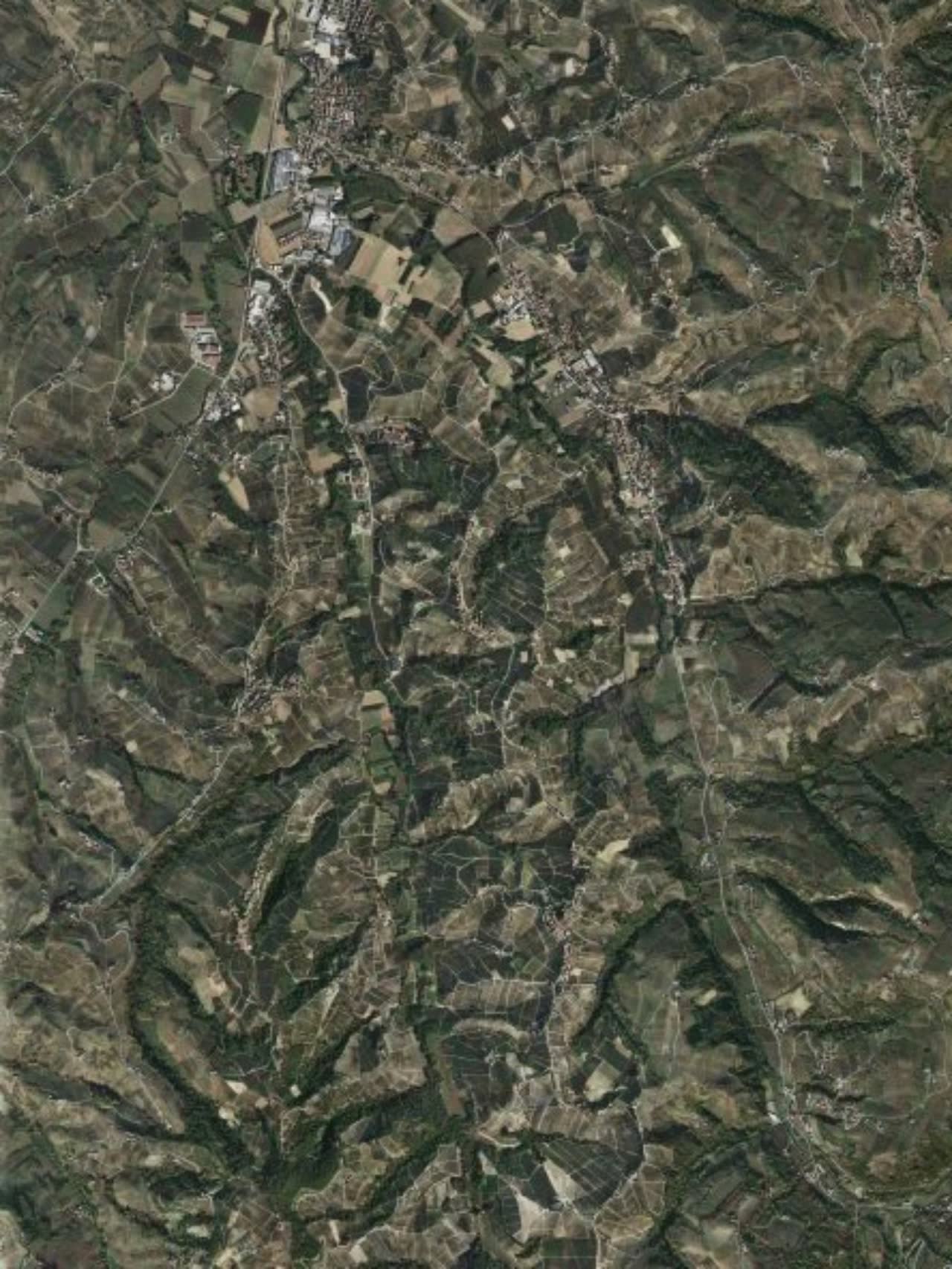Vista satellitare della  di Sorano all'interno del territorio della Bassa Langa all'interno della provincia di Cuneo