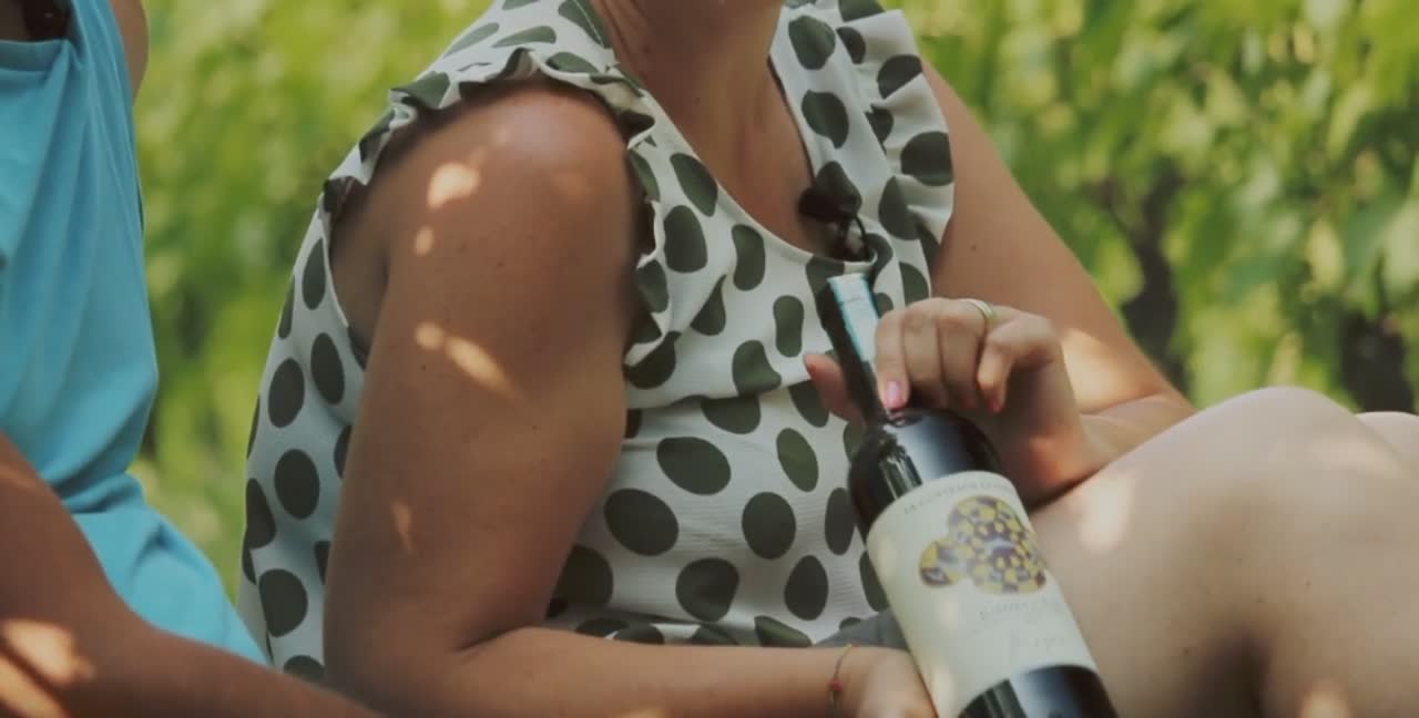 Cristina Baudana regge una bottiglia di nebbiolo delle langhe
