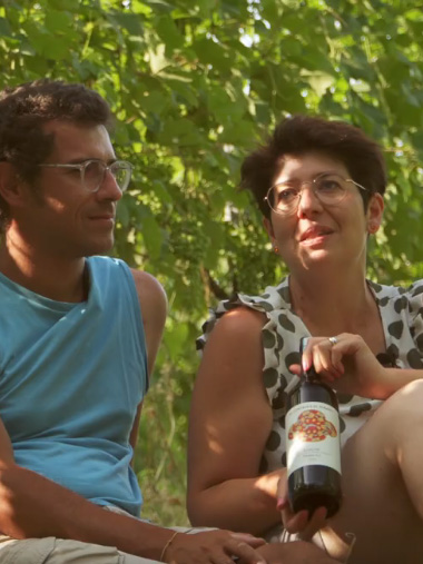 Coppia di giovani vignaioli presentano il loro vino tra le vigne